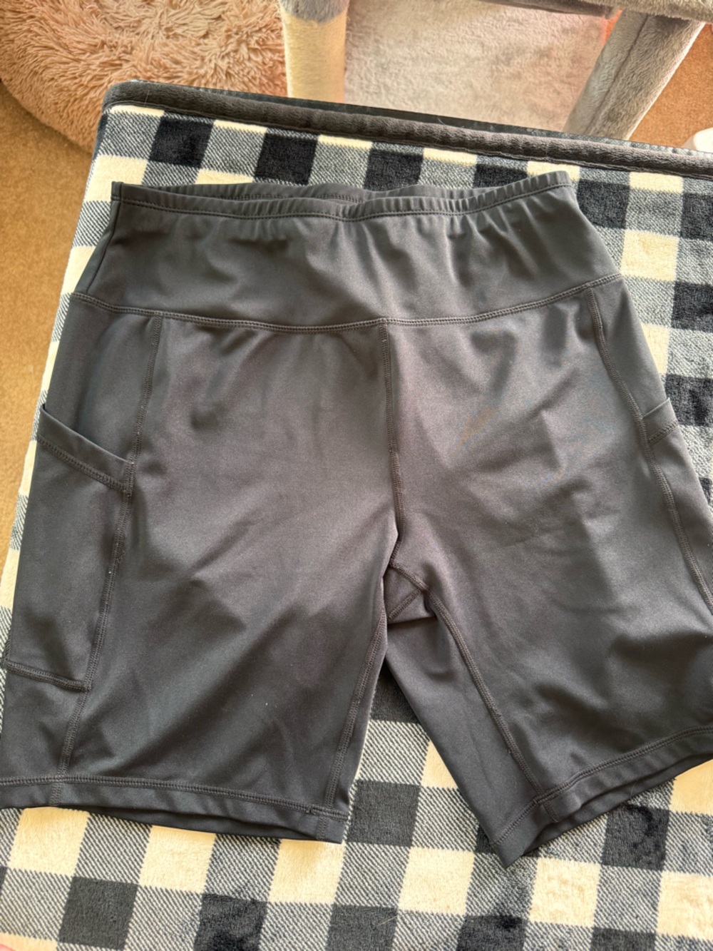 High-Waist Black Athletic Bike Shorts with Side Pockets